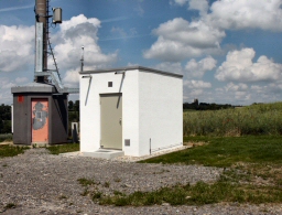 Technikkabine in weiss, freistehend, verputzt, mit flachem Dach (Kraichtal)