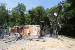 Mastaustausch, hier: Stahlfachwerkmast. Der alte Mast liegt noch rum